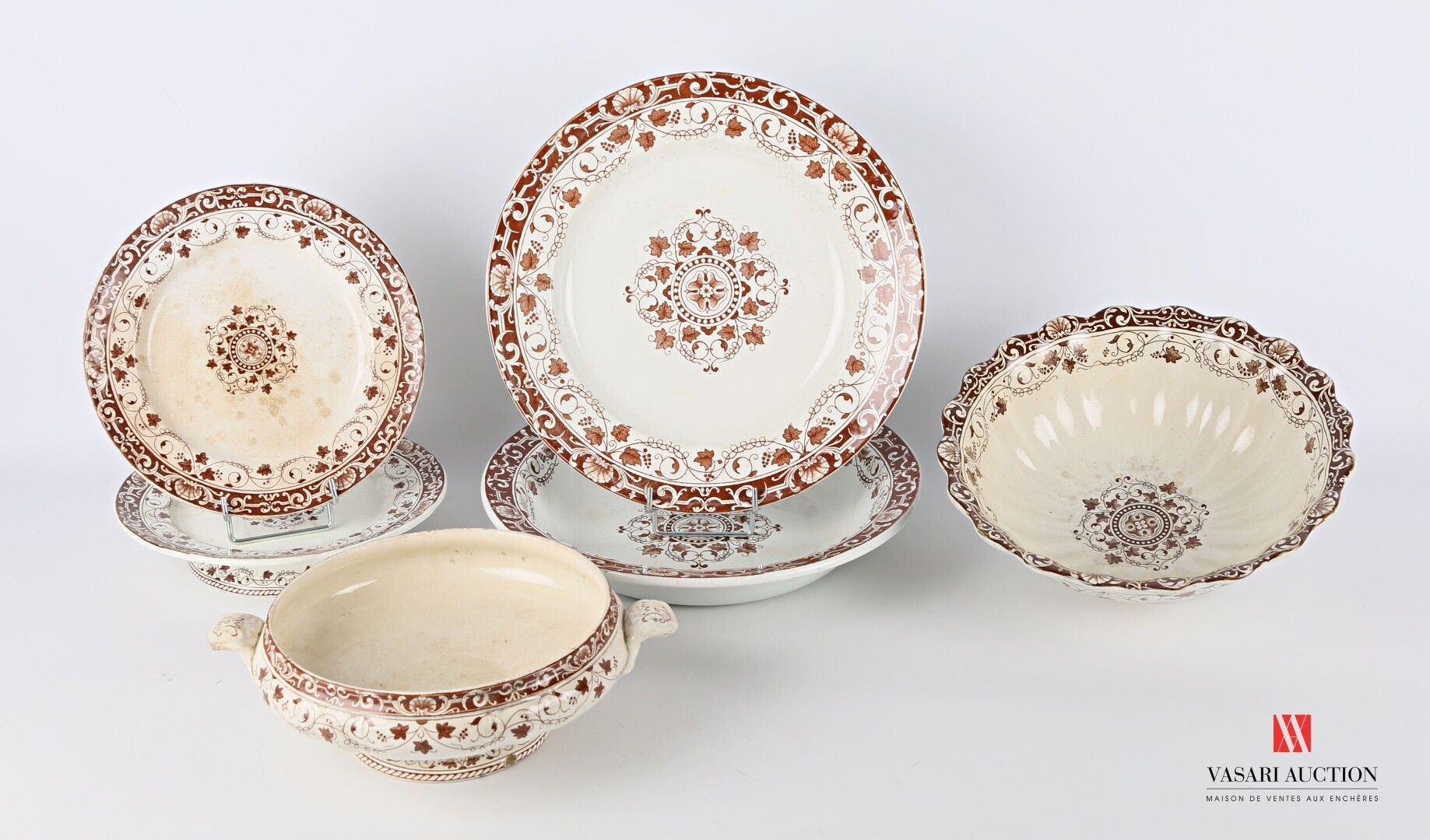 Null BORDEAUX - Jules Vieillard制造的

一套精美的陶器餐具的一部分，路易十五模式，装饰有棕色单色的贝壳、卷轴和藤芽，包括一个圆盘&hellip;