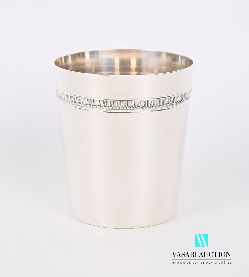 Null 一个银色的截顶锥型水壶，边缘镶有水叶楣。

重量：95,39克 - 高度。高度：7厘米