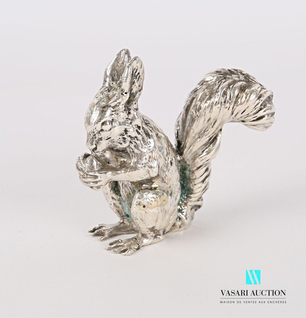 Null Silberner Gegenstand, der ein Eichhörnchen darstellt, das eine Haselnuss hä&hellip;