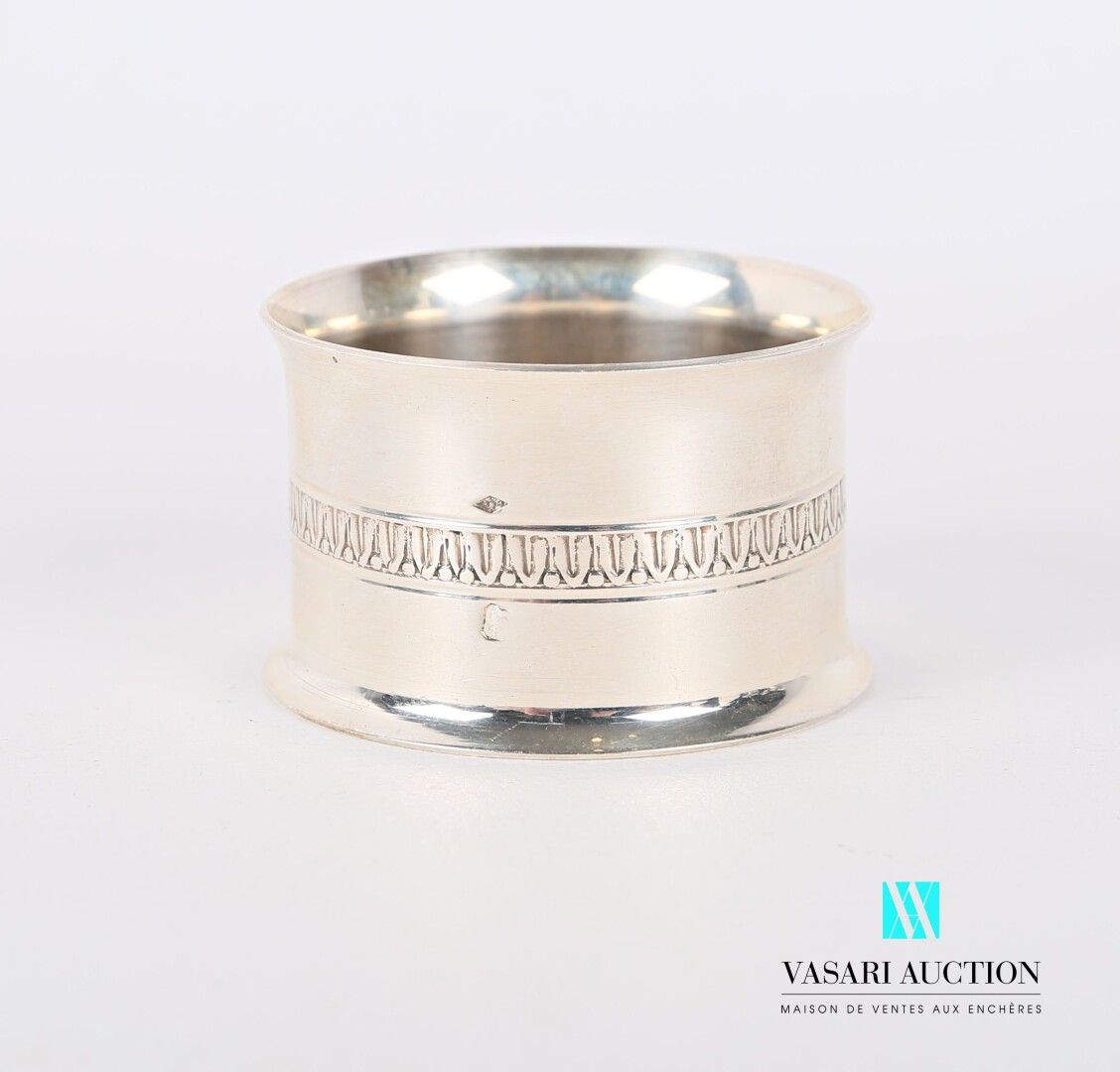 Null Silver napkin ring with a frieze of water leaves in the centre

weight : 30&hellip;