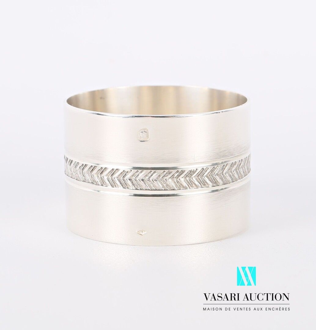 Null Silver napkin ring decorated with a frieze of chevrons 

Weight : 37,81 g

&hellip;