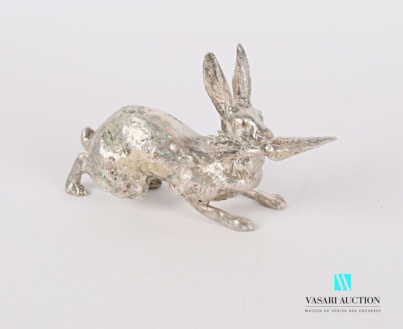 Null 银质主题，代表一只拿着胡萝卜的野兔。

重量 : 352,45 g - 高度。6,5 cm - 长度 : 10 cm