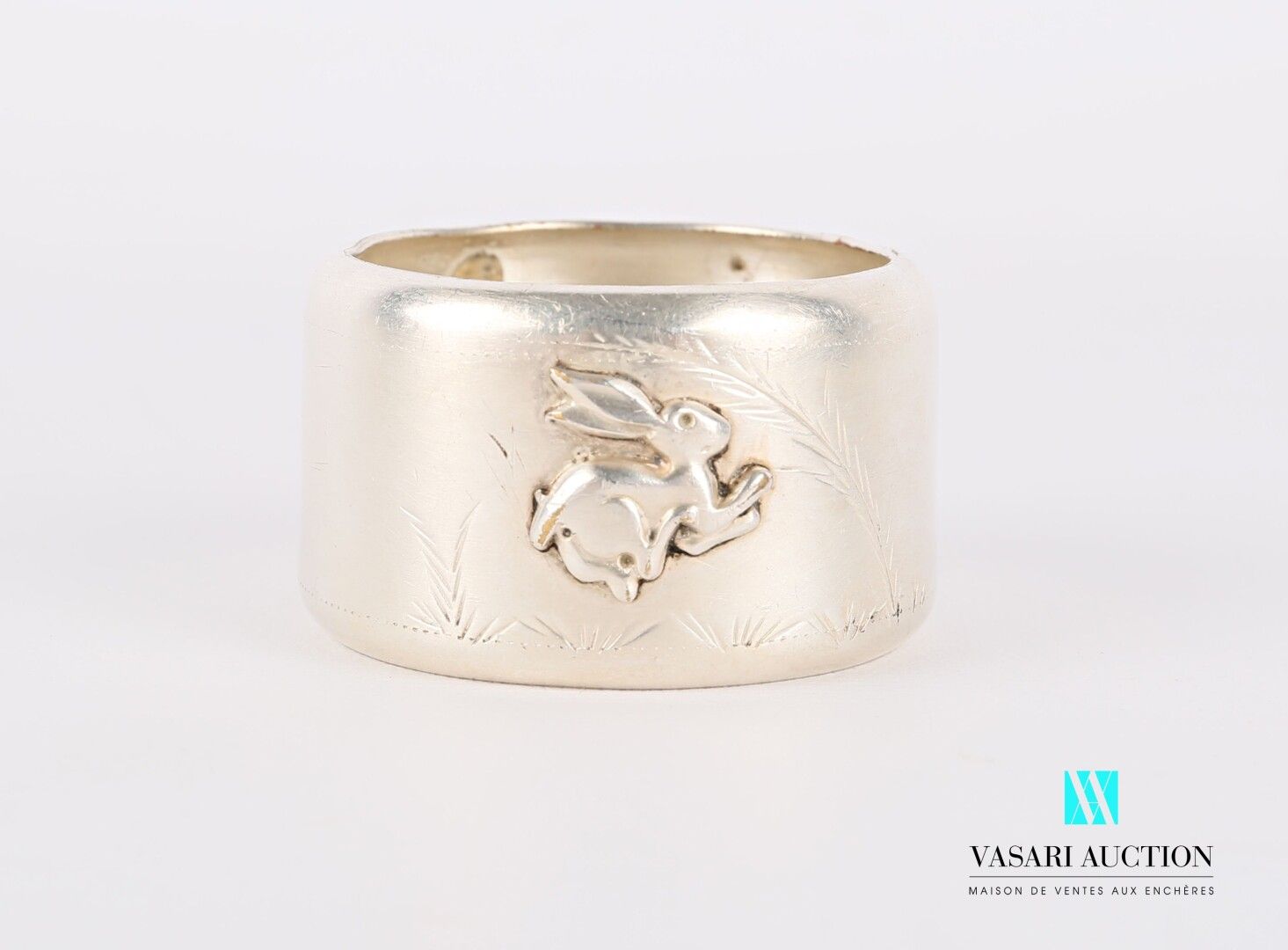Null Napkin ring in silver metal with a rabbit in relief on an engraved backgrou&hellip;