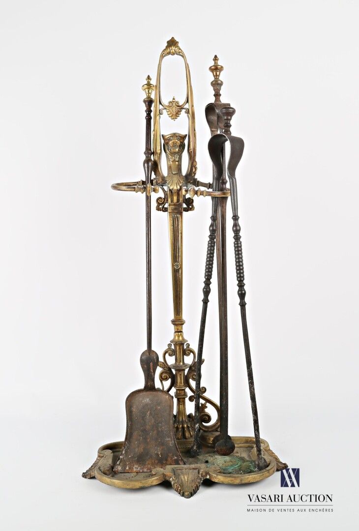 Null Bronze mantelpiece set, the shaft surmounted by a tiger's head flanked by s&hellip;