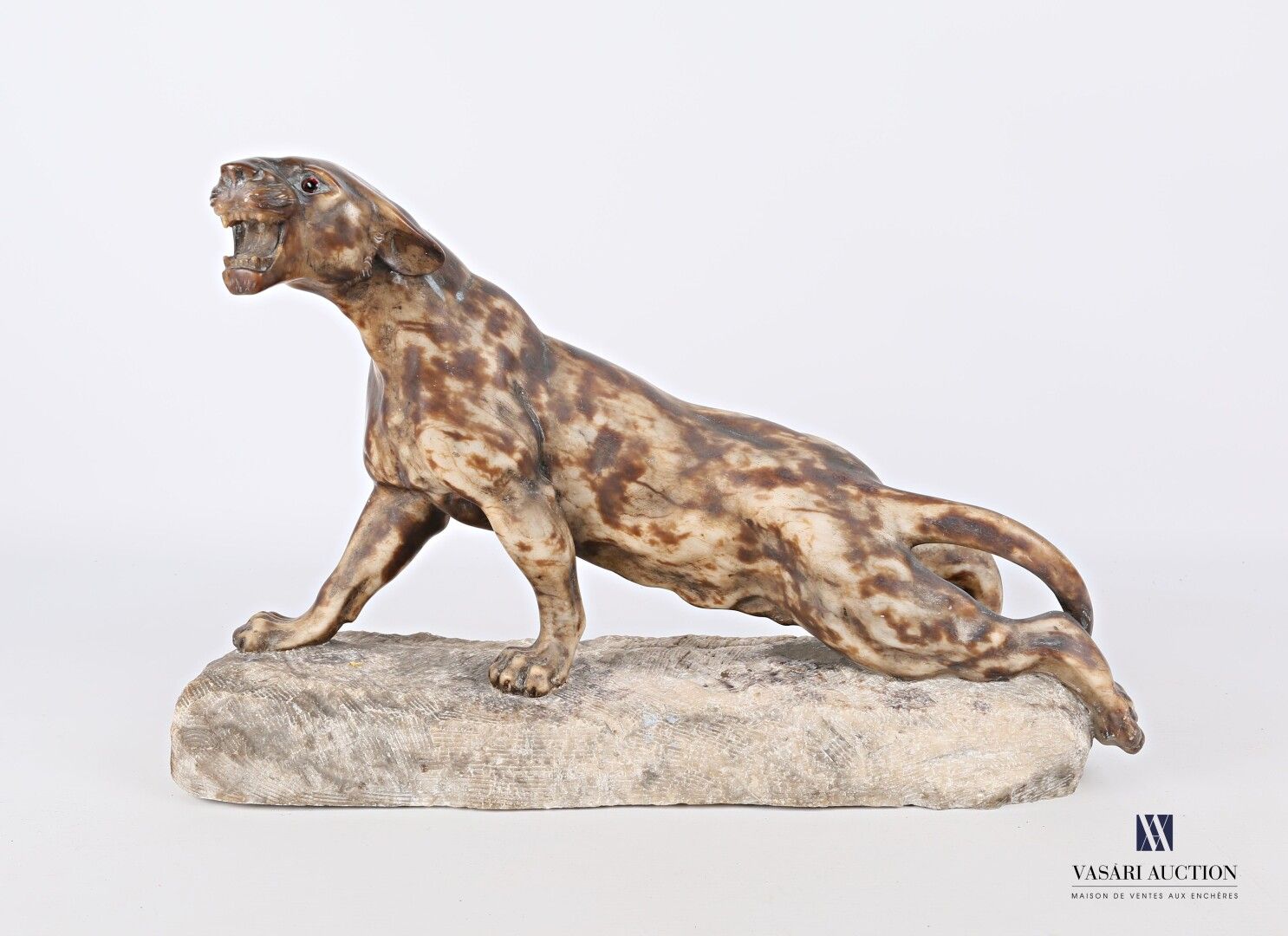 Null Alabaster-Skulptur eines brüllenden Tigers mit Glasaugen

20. Jahrhundert

&hellip;