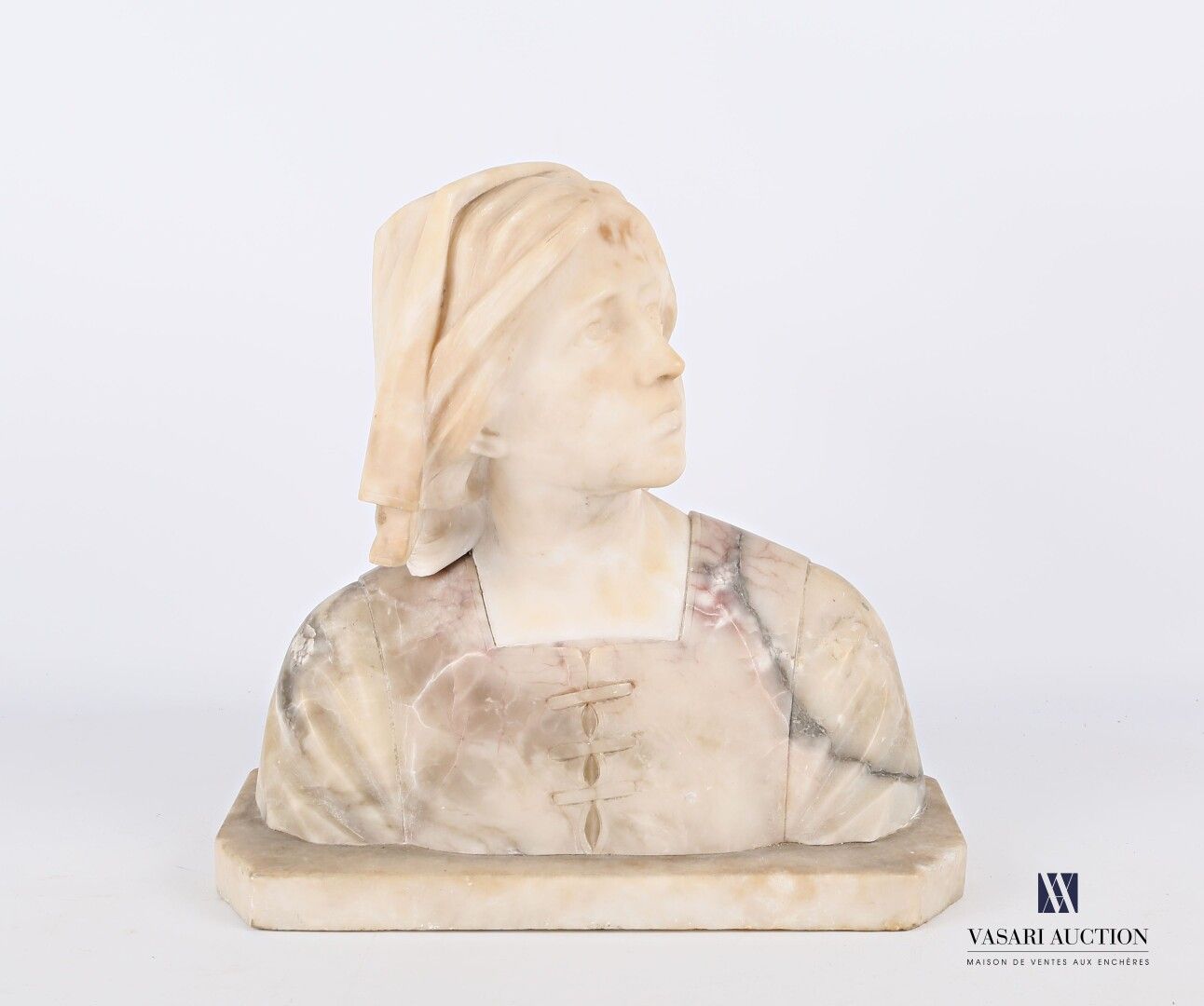 Null 带头饰的年轻女孩半身石膏雕像

(小缺口、裂缝和污垢)

高度：35厘米35厘米 - 宽度：36.5厘米 - 深度：19厘米