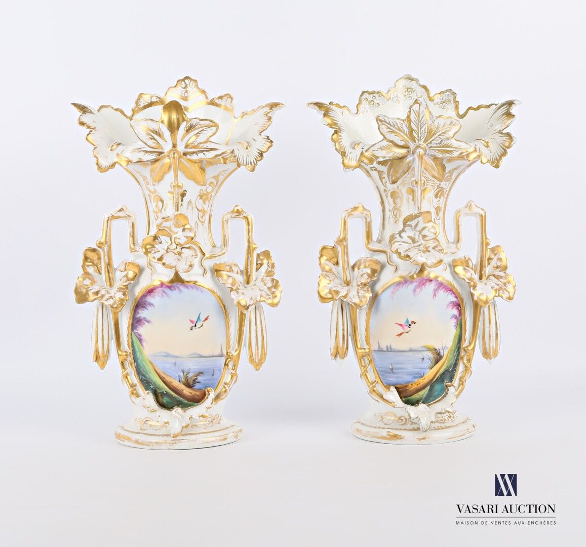 Null Paire de vases cornet en porcelaine blanche et rehauts d'or présentant un m&hellip;