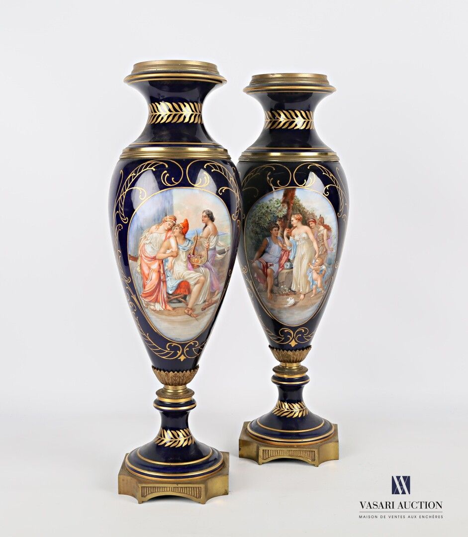 Null 一对蓝瓷柱形花瓶，装饰有多色的神话场景，是在Dehel之后的储备，周围有镀金的叶子。框架是青铜色的。他们站在一个凹陷的底座上。

背面的标记

(盖子&hellip;