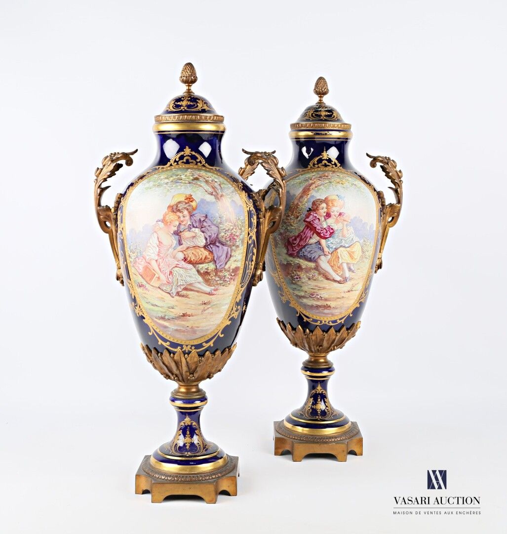 Null Paire de vases couverts de forme balustre en porcelaine traité en polychrom&hellip;