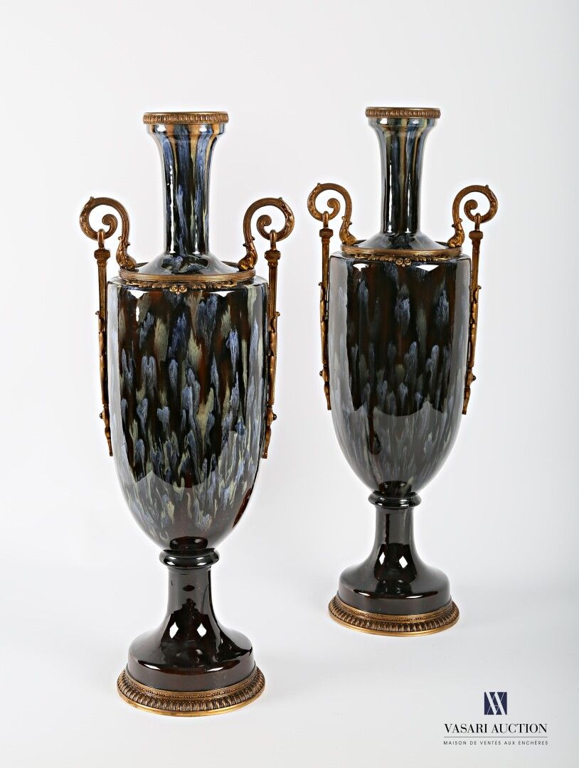 Null 一对釉面陶制的柱形花瓶，在棕色的背景上装饰着蓝色和绿色的水滴，它们站在一个青铜底座上，颈部有一个椭圆形的褶皱。两侧的卷轴式把手由刺桐叶衬托。

19世&hellip;