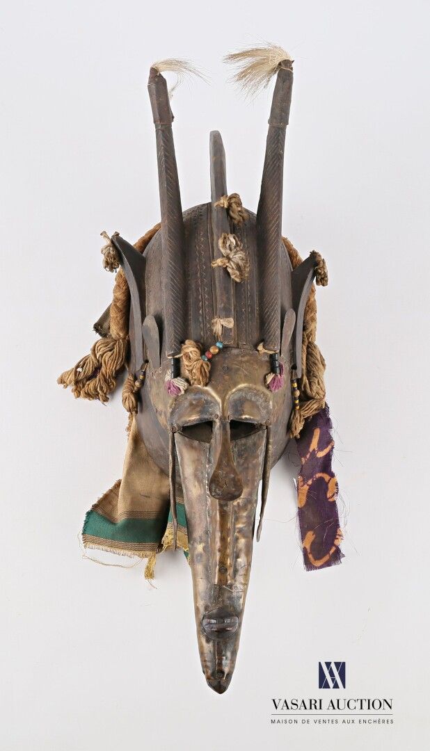 Null MALI - MARKA

Geschnitzte Marka-Maske aus Holz, teilweise mit Metall, Stoff&hellip;