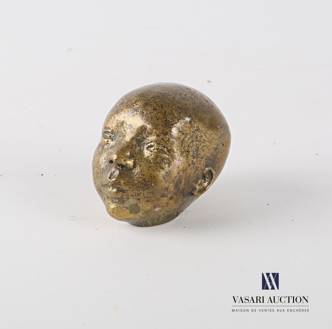 Null CKN（20世纪

闭着眼睛的婴儿头

带有奖章铜锈的青铜器

有图案和编号的1/8

(古色古香的小擦痕，背面有螺纹）。)

高度：6厘米6 cm &hellip;