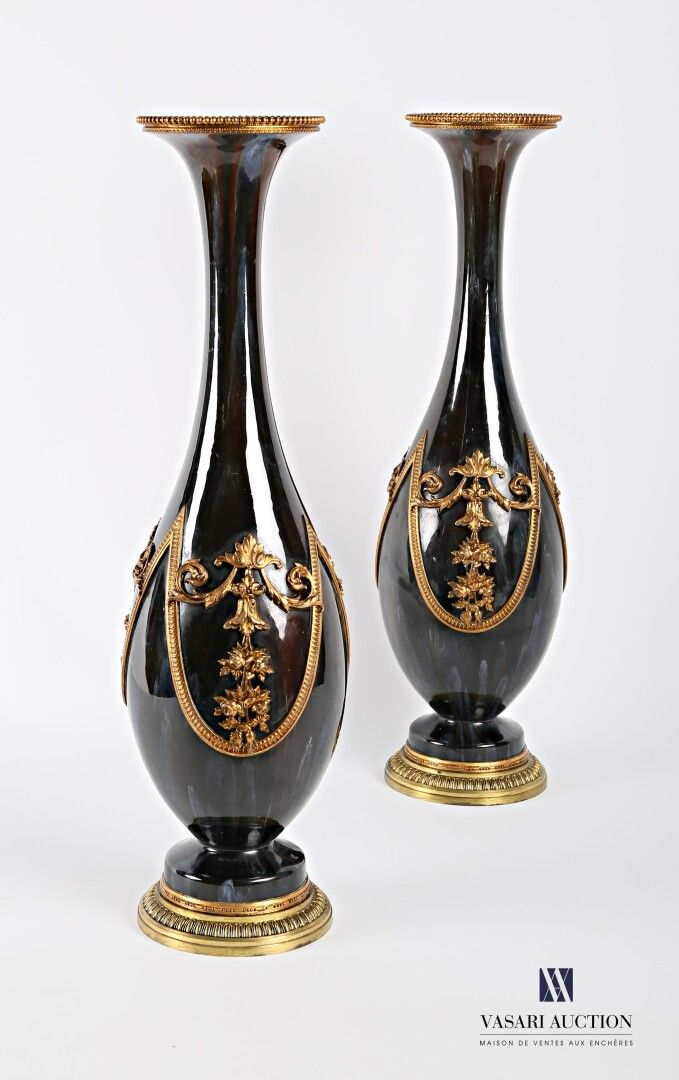Null Jh. Paar längliche Vasen aus glasierter Terrakotta mit blauem, schwarzem un&hellip;