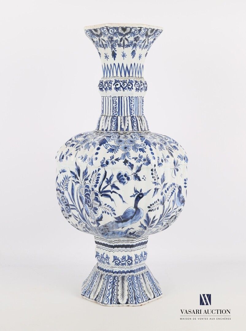 Null DELFT

Vase en faïence de forme balustre à décor en camaïeu bleu d'oiseaux &hellip;