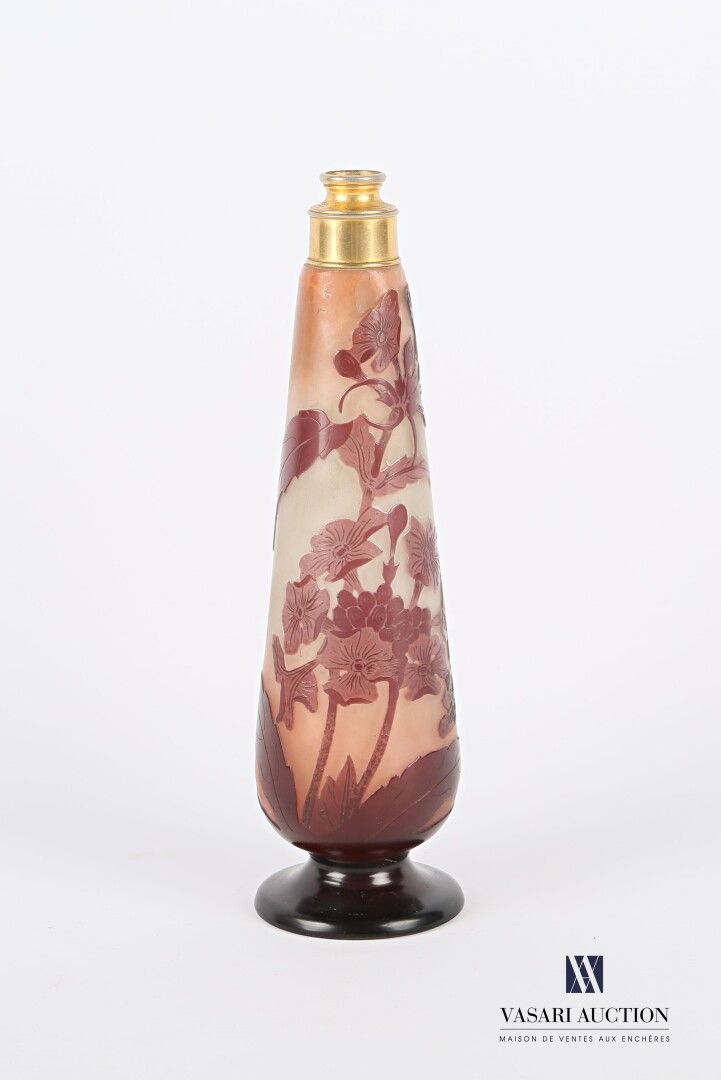 Null GALLE公司

淡紫色调的多层玻璃瓶，酸蚀处理，装饰有盛开的水仙花枝，镀金金属框架

身体上有Gallé的签名

高度：21厘米21厘米

(轻微污&hellip;