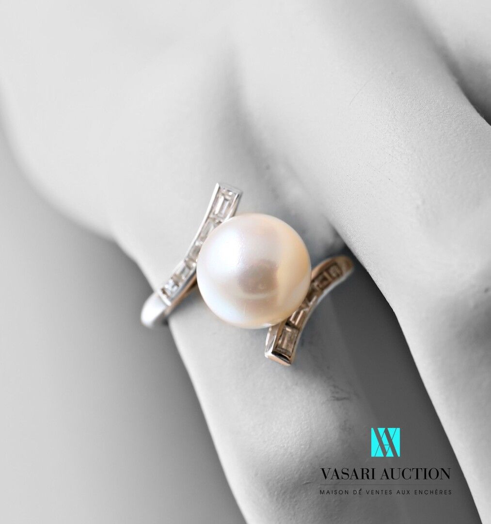 Null 铂金戒指，十字形设计，以白色南海养殖珍珠为中心，肩部铺设10颗长方形钻石

毛重：4.8克 手指大小：53颗 珍珠直径：10.3毫米。