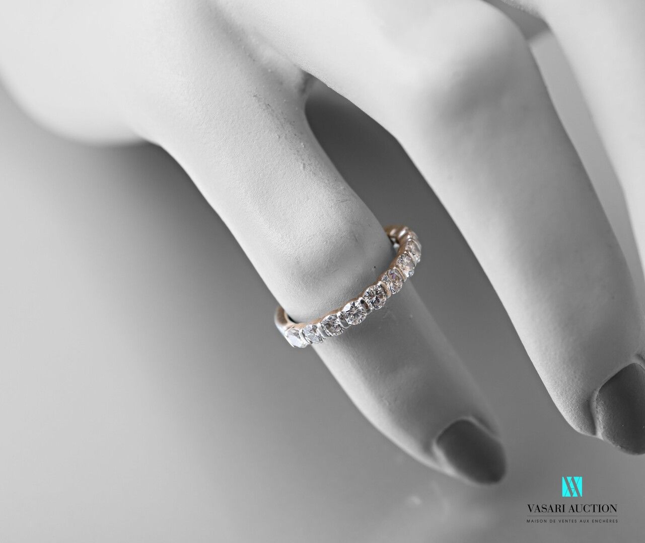 Null Mezzo anello in oro bianco e platino con dodici diamanti di circa 0,08 cara&hellip;