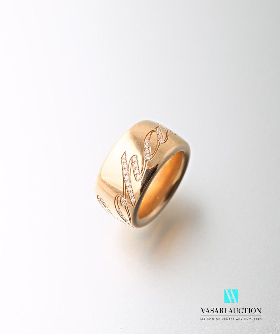 Null Chopard, grande anello in oro giallo 750 millesimi inciso con la parola "Ch&hellip;