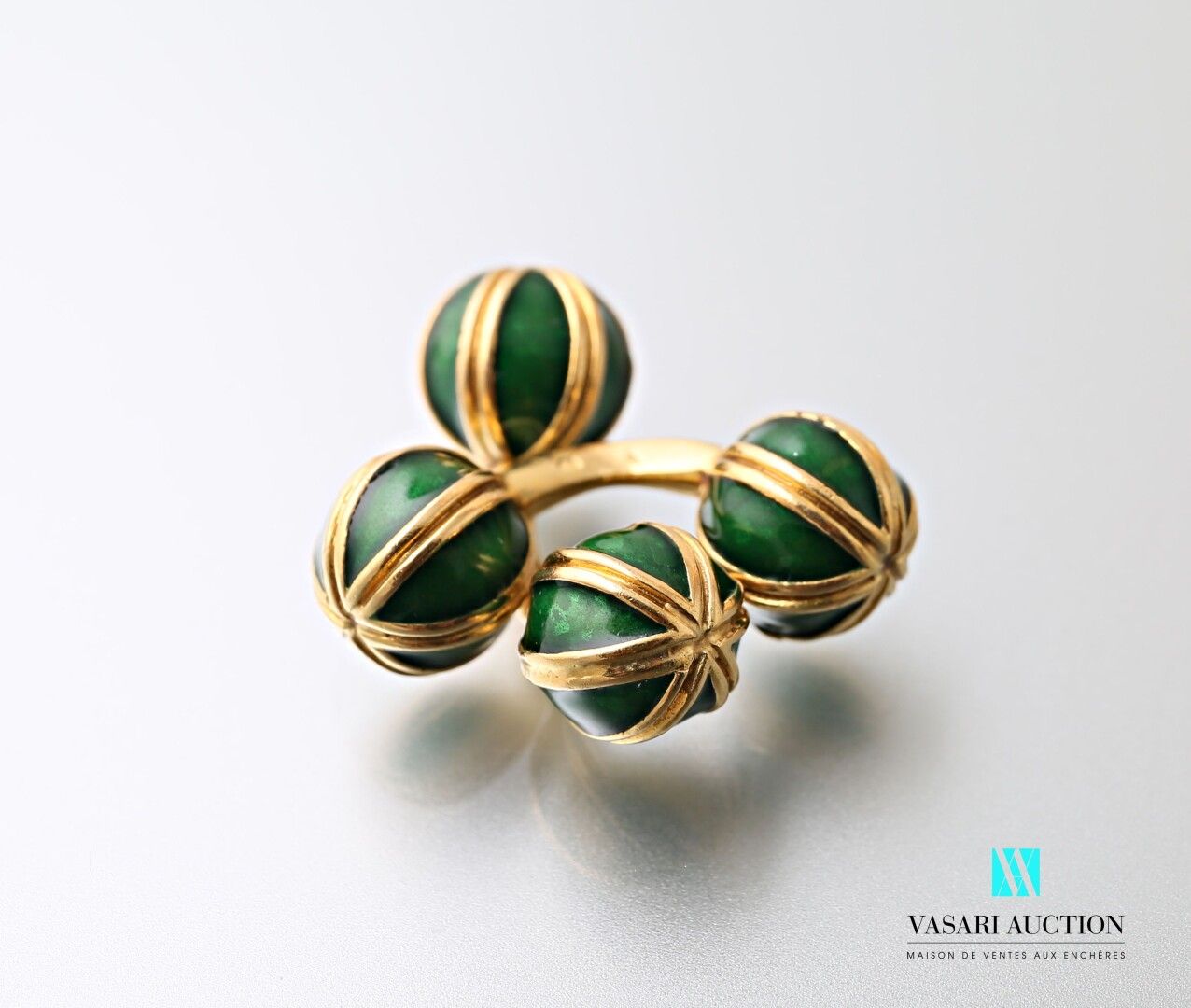 Null Pair of cufflinks in yellow gold 750 thousandths, green enamelled round mot&hellip;