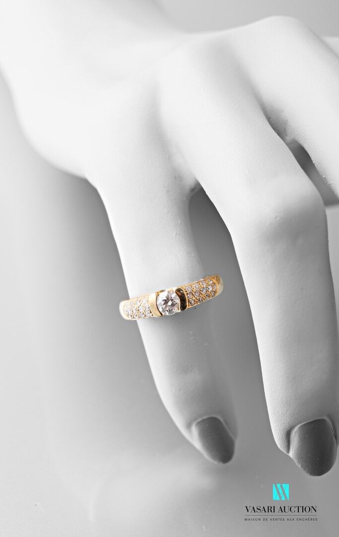 Null 75万分之一黄金戒指，中央镶嵌约0.25克拉的明亮式切割钻石，圆环上铺有小颗明亮式切割钻石 毛重：4克 手指尺寸：50