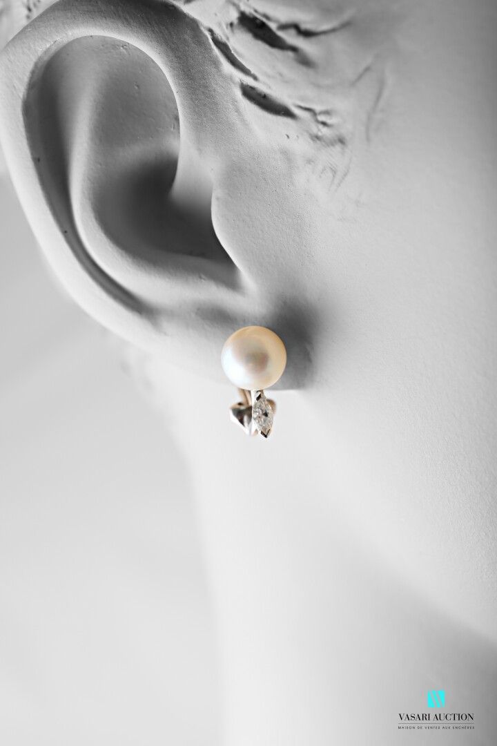 Null Par de pendientes de oro blanco de 750 milésimas adornados con una perla cu&hellip;