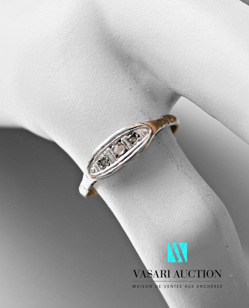Null 750千分之一的白金装饰艺术戒指，饰有两颗玫瑰式切割钻石（其中一颗缺失

毛重：1.4克 手指大小：55