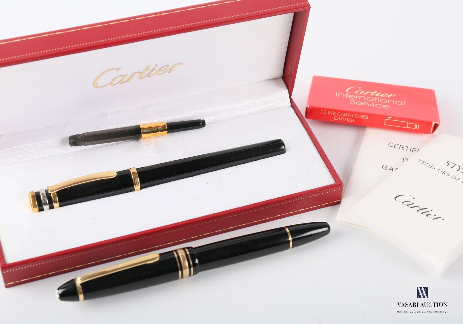 Null CARTIER

Three gold fountain pen with its guarantee certificate N°014522 

&hellip;