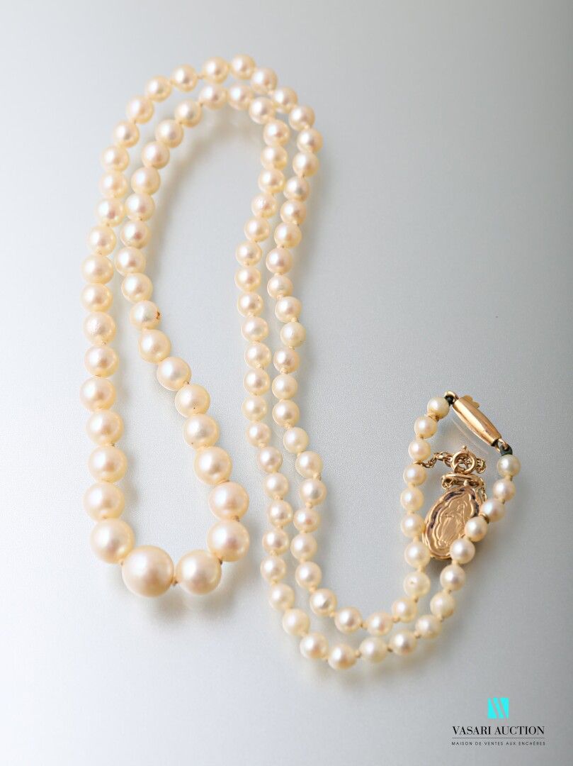 Null 由105颗秋季文化珍珠组成的项链，750千分之一的黄金扣桶，安全链和小椭圆形的黄金宗教奖章 "脚下的圣母"，以前是珐琅。

中心珍珠直径7.9毫米，长&hellip;
