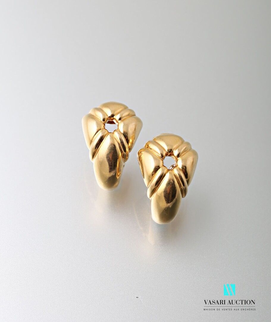 Null Chaumet Paris, pair of ear clips in yellow gold 750 thousandths, the openwo&hellip;