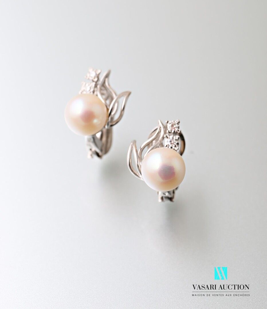 Null Pair of ear clips in white gold 750 thousandths set with cultured pearls su&hellip;