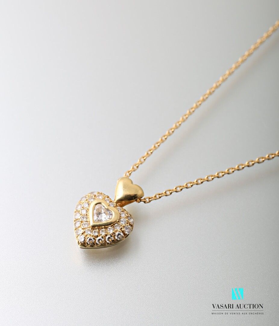 Null Una cadena en oro amarillo 750 milésimas de malla y un colgante de corazón &hellip;
