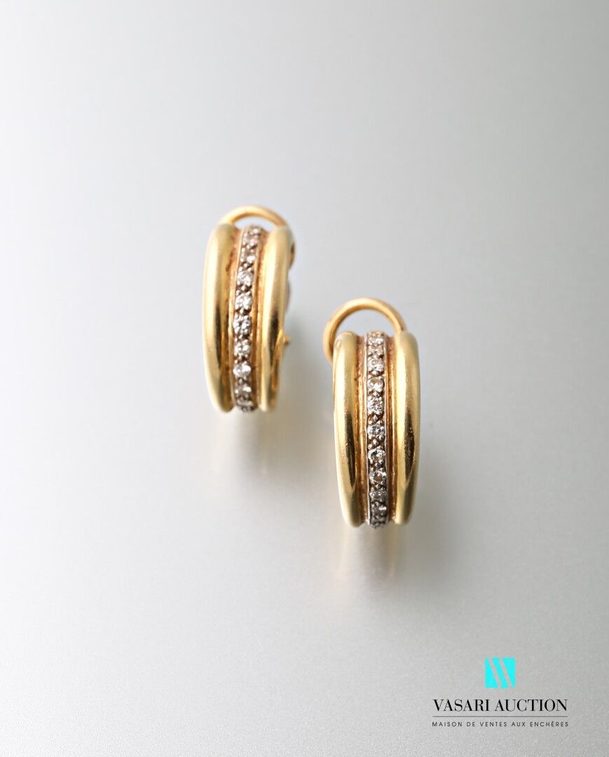 Null Pair of earrings in yellow gold 750 thousandths: half-shells set with a row&hellip;