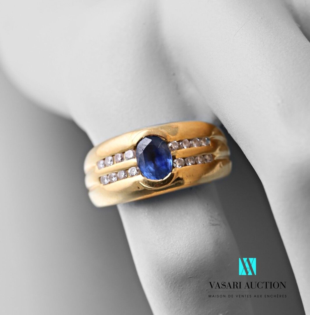 Null Ring in yellow gold 750 thousandth set with a central oval sapphire with tw&hellip;
