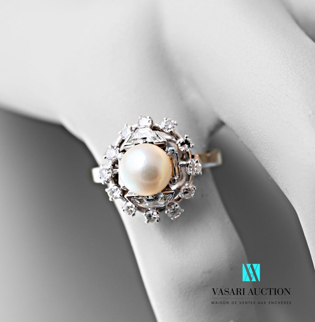 Null 750白金和950千分之一铂金戒指，装饰有一颗中央养殖珍珠，周围有两颗长方形钻石，两颗梯形钻石和12颗简化钻石，1970年左右

重量 : 5,6 g&hellip;