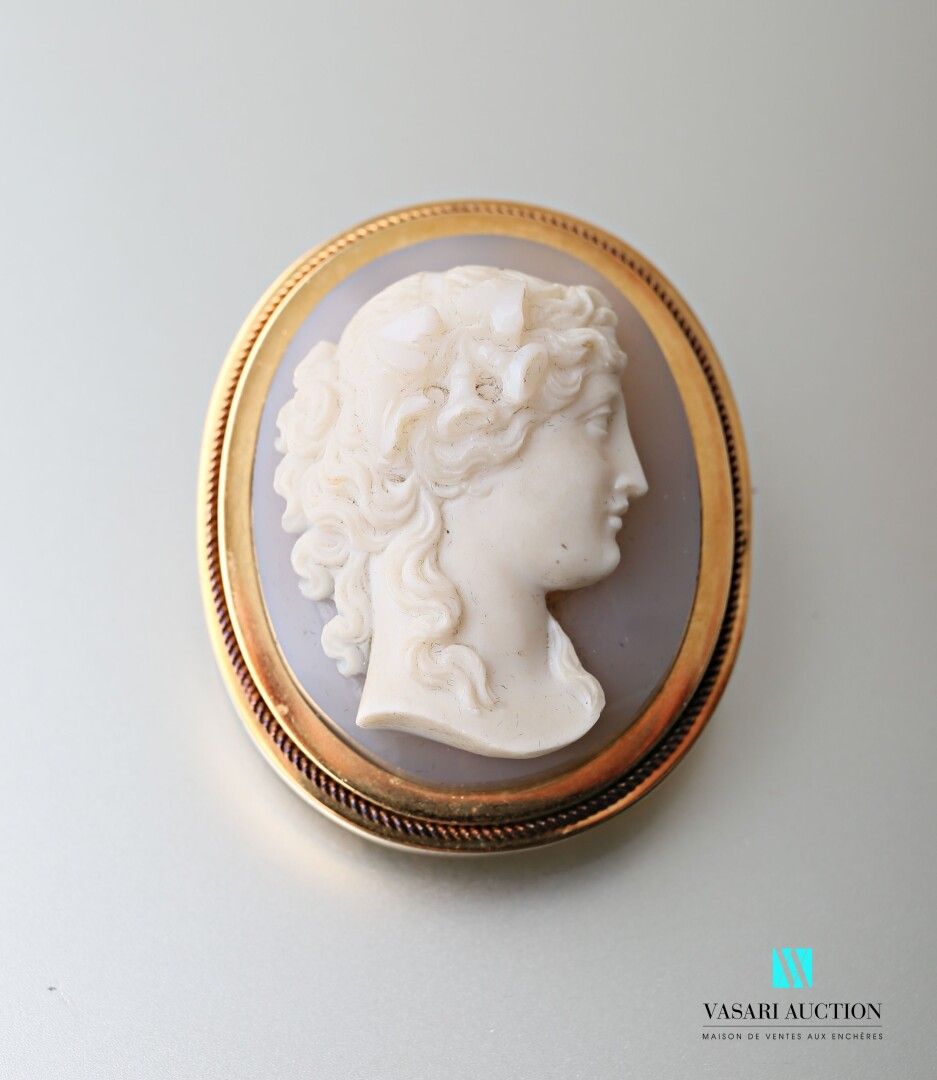 Null 一枚拿破仑三世的75万分之一黄金椭圆形胸针，上面有一个美丽的玉髓浮雕，代表一个年轻女子的轮廓，头发上装饰着利塞隆，44克

尺寸：5 x 4厘米。有小&hellip;