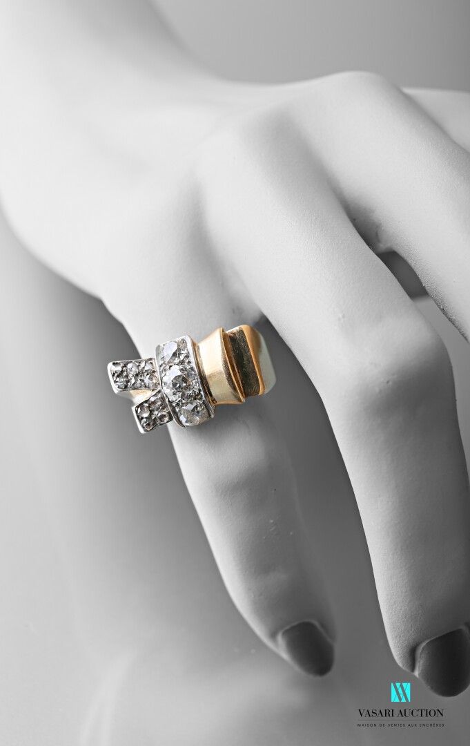 Null 50年代的 "Noeud "戒指，黄金75千分之一和铂金，饰有老式切割和粉红切割钻石

毛重：9.4g 手指大小：55

钻石：1 x 0.40克拉，&hellip;