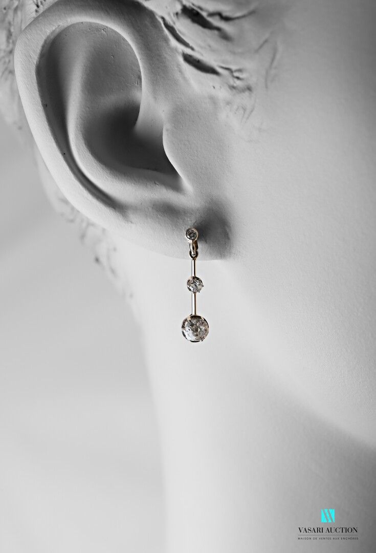Null Pair of white gold earrings with a fall of three diamonds: 0.02, 0.05 and 0&hellip;