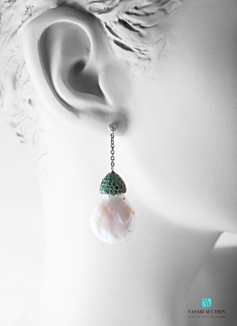 Null 一对75万分之一的白金耳环，扣件上装饰着一颗老式切割钻石，上面有一条Jaseron链和一个铺有祖母绿和Keshi养殖珍珠的黄金水果造型。

毛重：19&hellip;