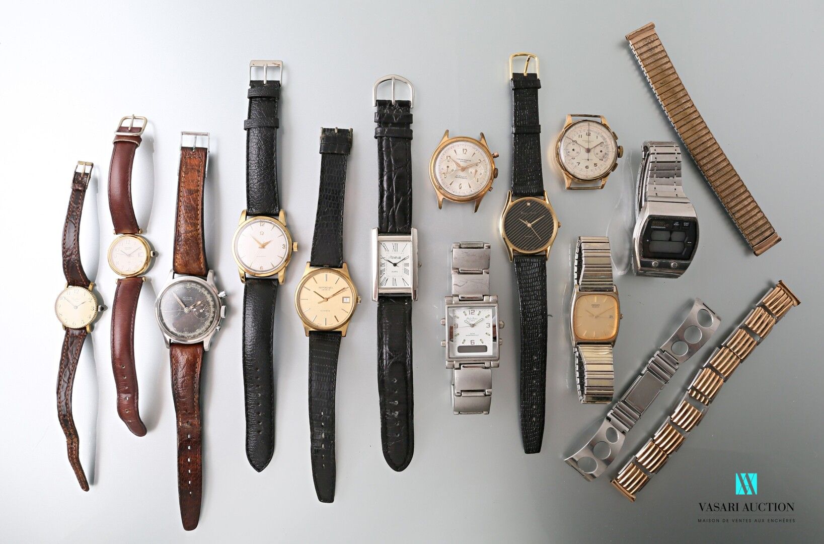 12块不同品牌的手表和3条手链的拍卖会(磨损，划痕，按原样出售，不保证