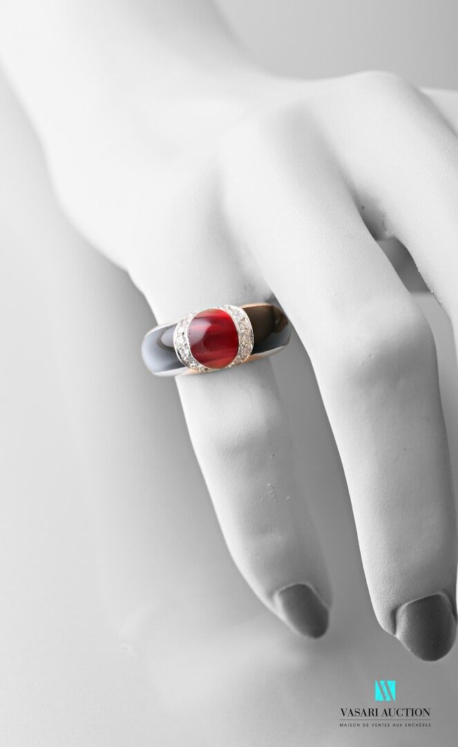Null 镶嵌红黑珐琅和两行小钻石的75万分之一白金戒指

毛重：9.4克 - 手指尺寸：54