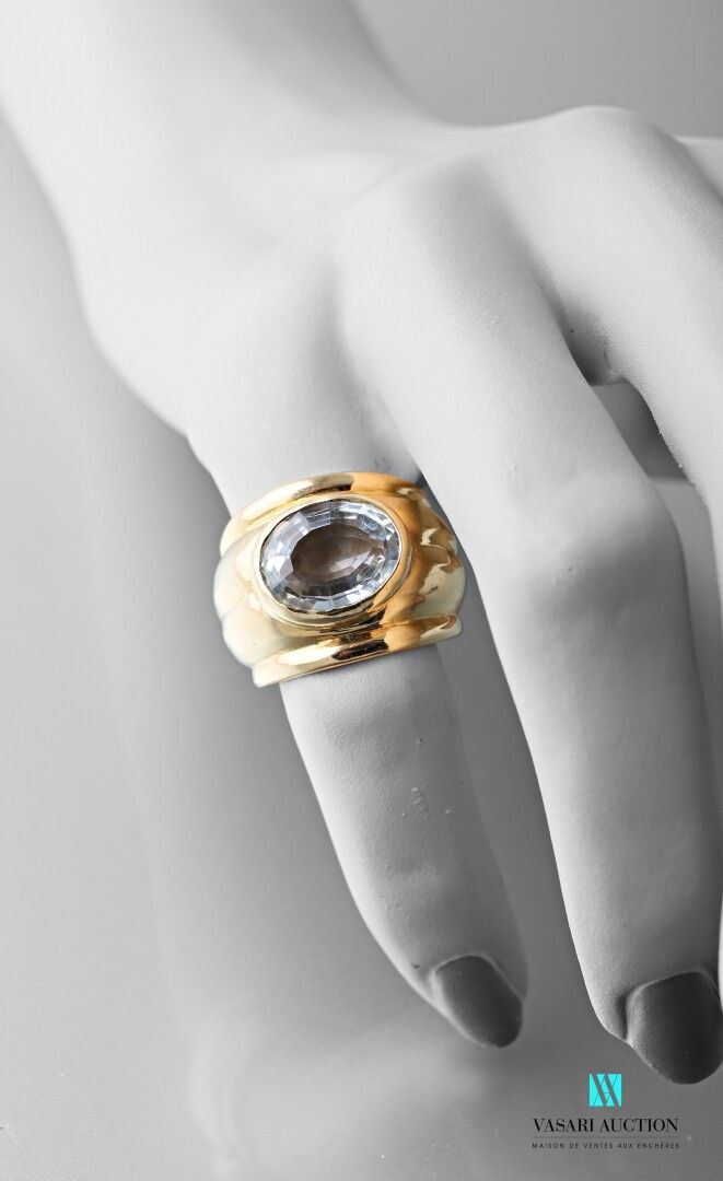 Null 千分之七十五黄金戒指，宽戒面镶有一颗非常透明的海蓝宝石

毛重：12.2克 手指大小：50猫头鹰标志。