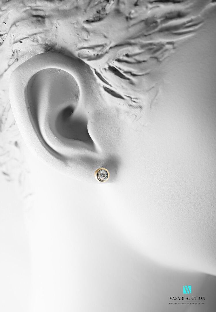 Null Pair of ear studs in yellow gold 750 thousandths and silver set with two di&hellip;