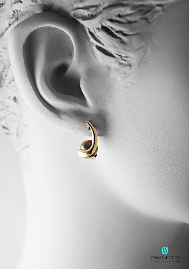 Null 750千分之一黄金耳环一对，灰色养殖珍珠装饰，黄金交错排列，阿尔帕表扣 毛重：6.3g