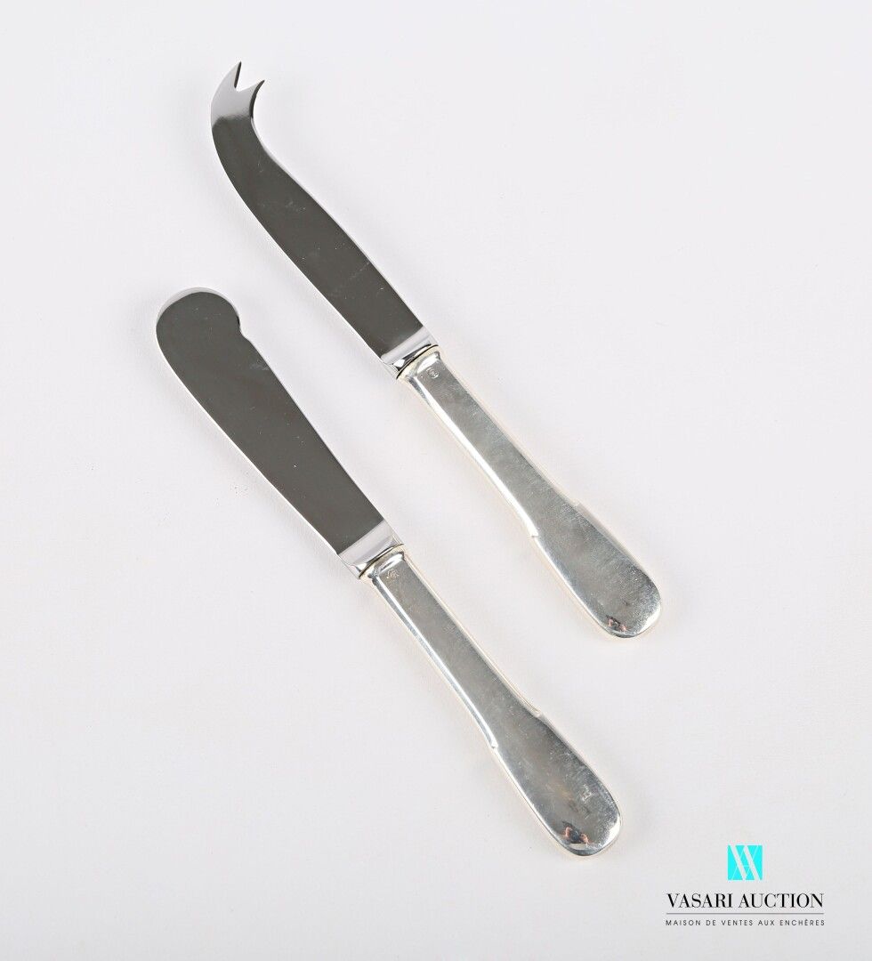 Null 套装包括一把黄油刀和一把奶酪刀，手柄为纯银，刀片为不锈钢。

毛重 : 166,60 g