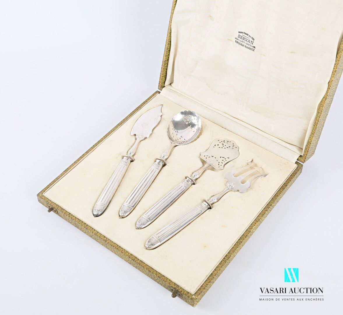 Null Hors d'oeuvre service composed of four pieces, the handle in filled silver &hellip;