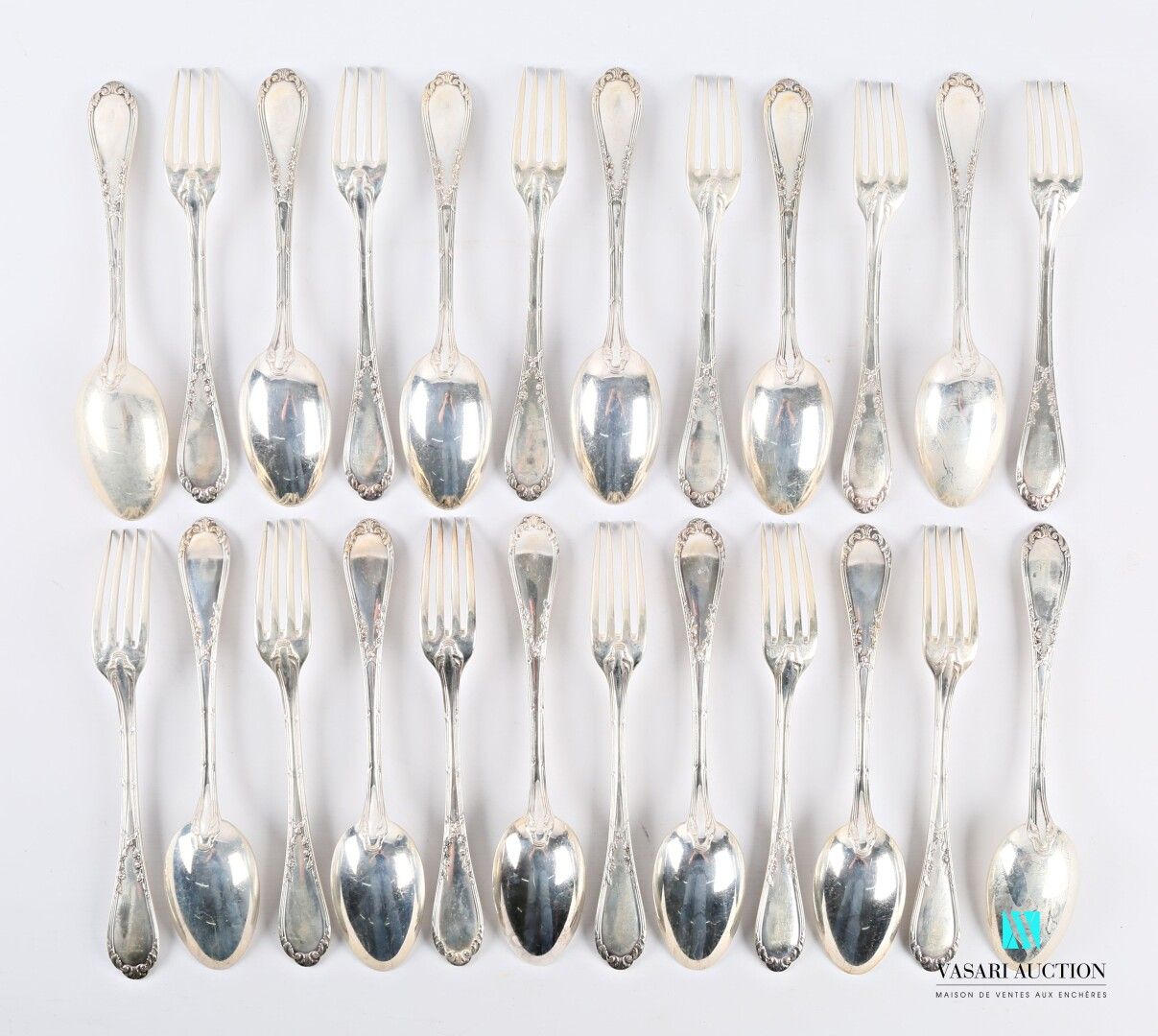 Null 
A set of twelve silver flatware, the silver handle decorated with filets a&hellip;