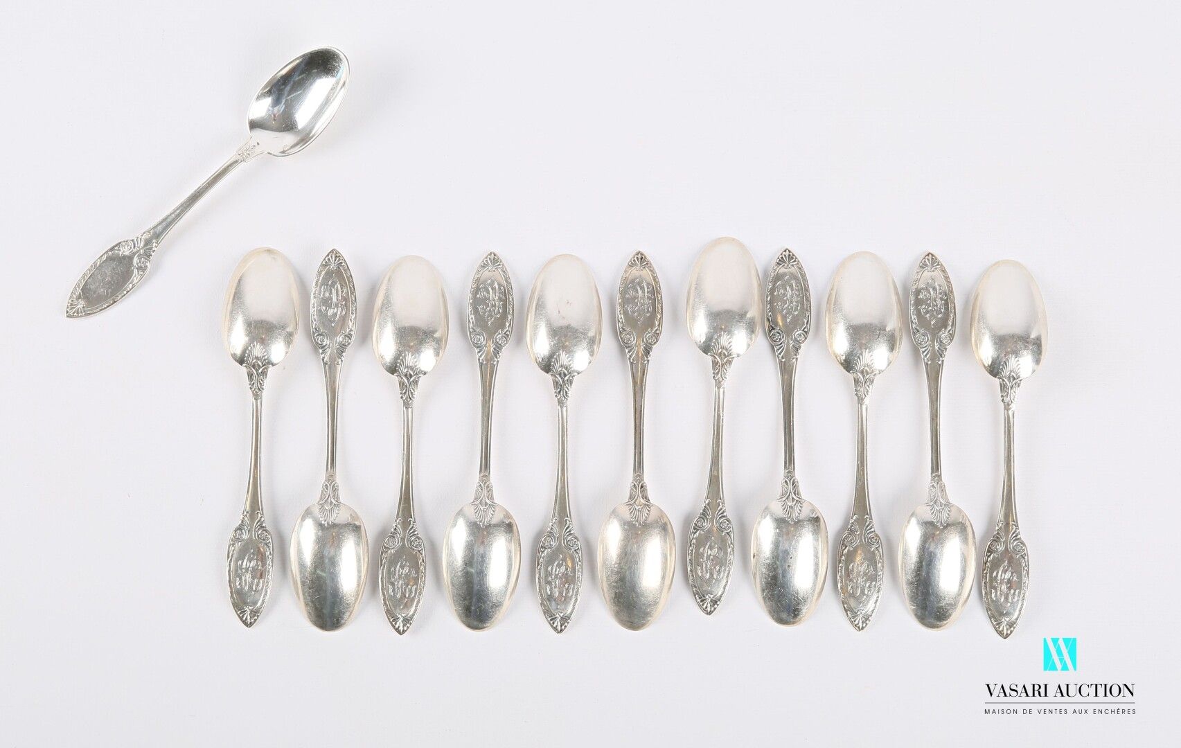 Null Set of twelve silver spoons, the handle ending in an ogive is decorated wit&hellip;