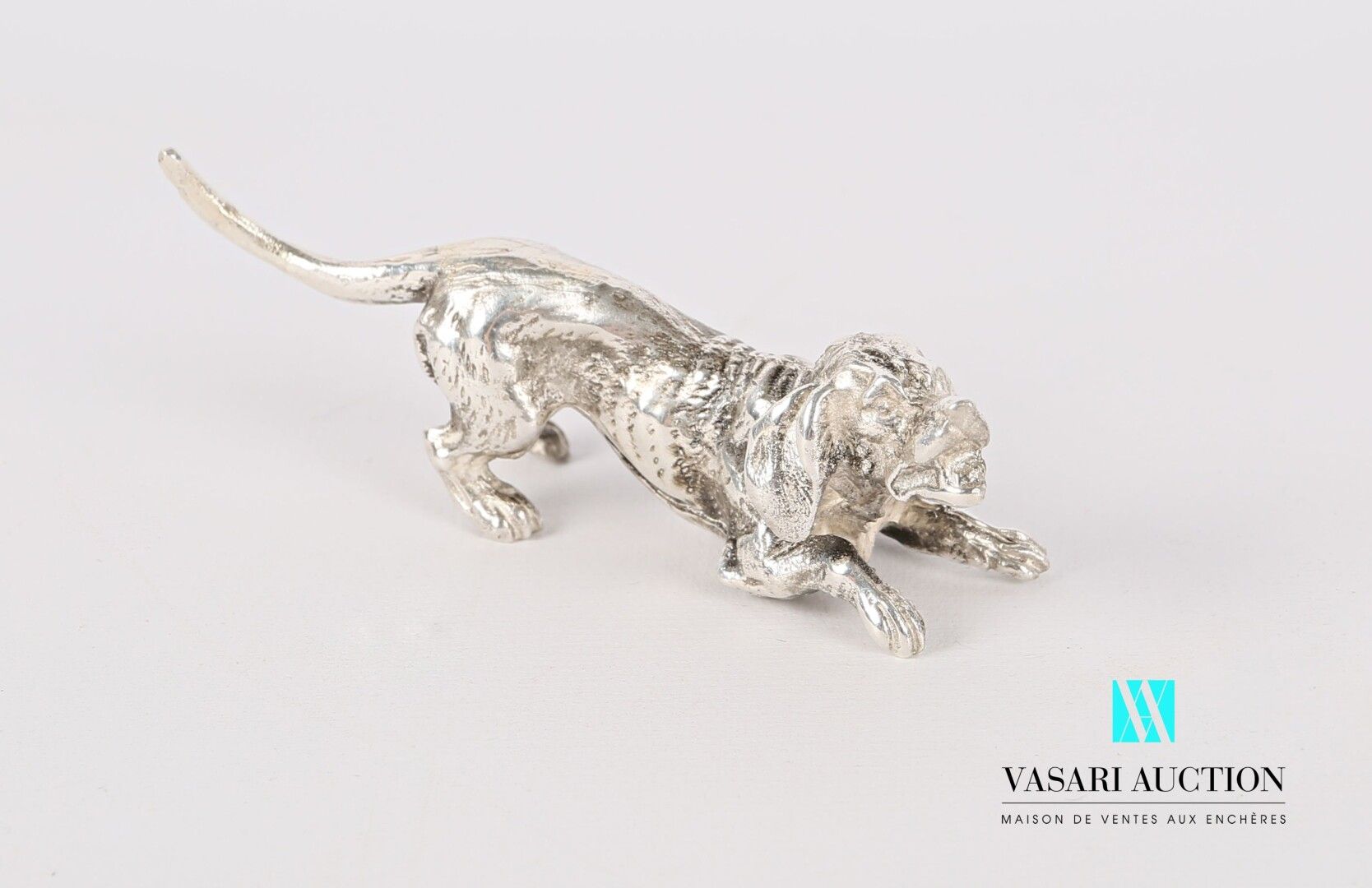 Null Silbernes Motiv mit einem Hund

Gewicht : 149,82 g - Höhe : 3 cm 3 cm - Län&hellip;