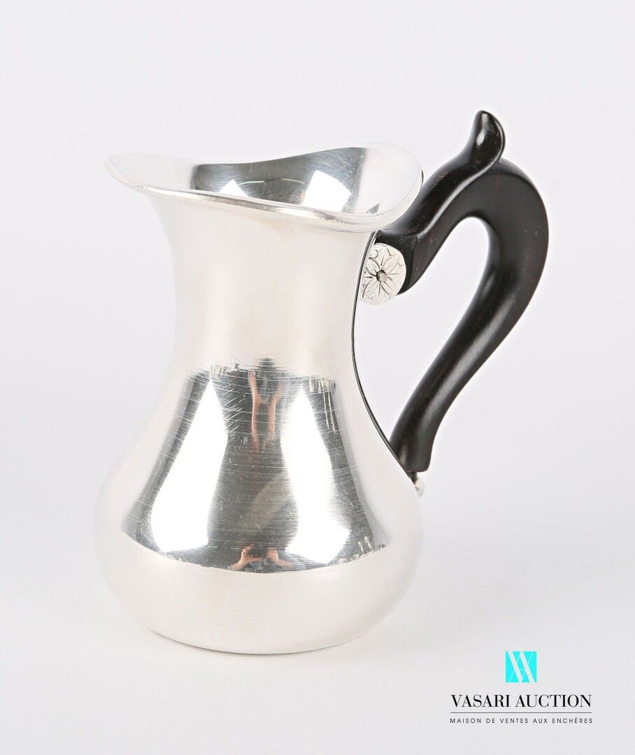 Null 银质牛奶壶，平底，壶身有一个巴斯特，有一个转动的木柄。

高度：9厘米9 cm - 毛重 : 129,03 g
