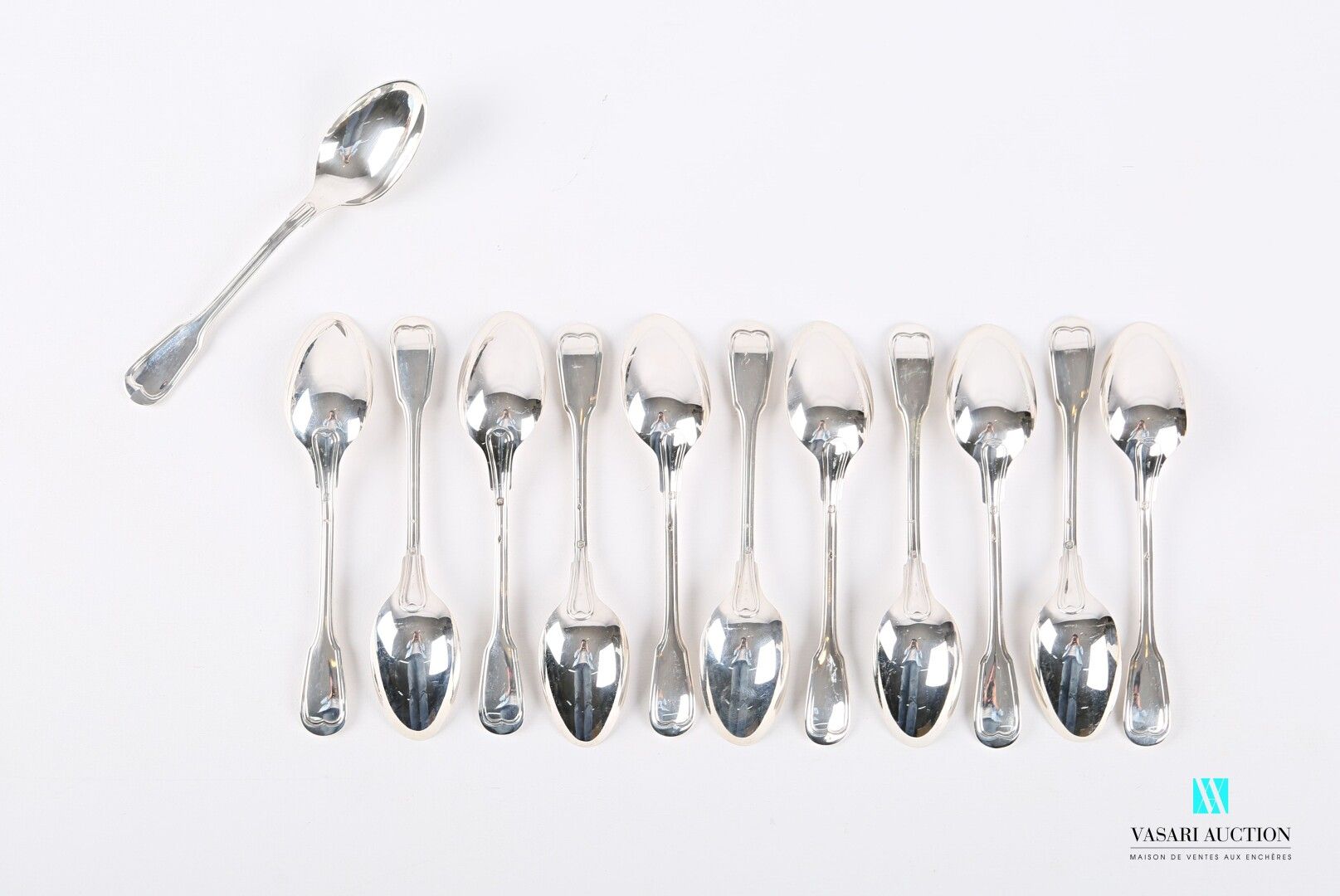 Null 一套12个银质茶匙，手柄上装饰有鱼片。

重量 : 373,98 g